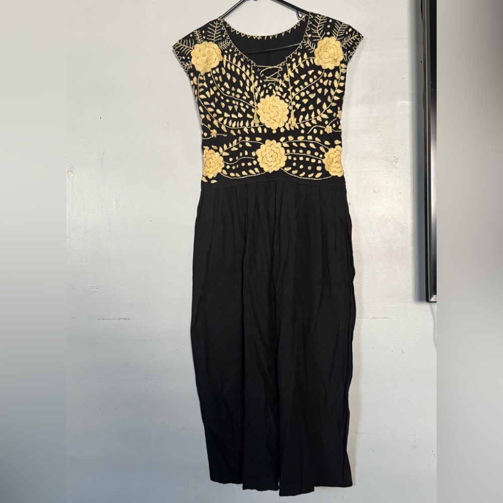NWOT - Artesanal Elegant Black and  Vanilla Floral 100% hand embroidered.